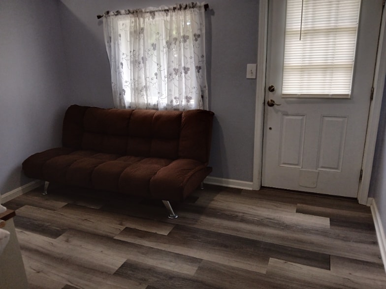 Building Photo - 204 Southwood Rd