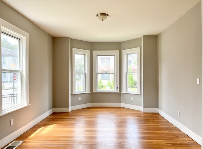 Building Photo - 642 Moody St