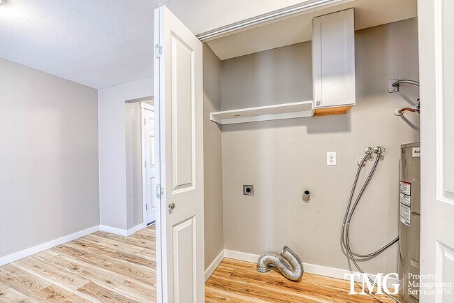 Building Photo - Bright Upper-Level 2 BD with Covered Deck