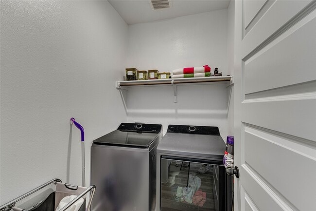 Building Photo - 617 Buckaroo Dr