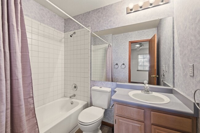 Building Photo - Deer Pointe Village Townhome Feautures 2 P...