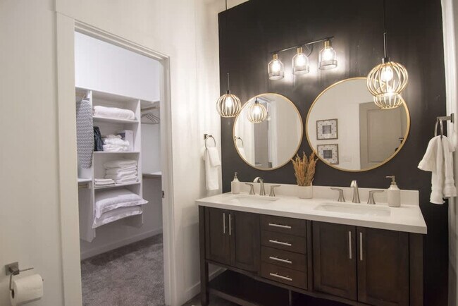 Building Photo - 2092 W Bella Ln