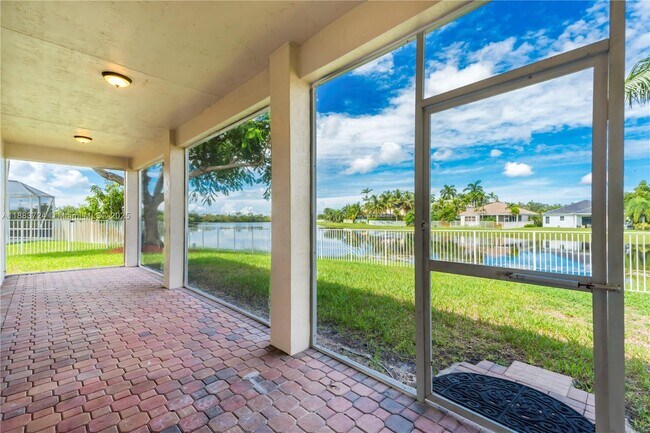 Building Photo - 663 Live Oak Ln