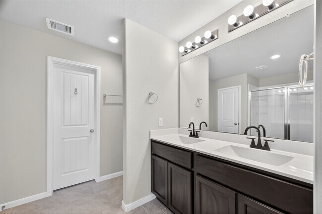 Building Photo - 718 Harvest Bluff Dr