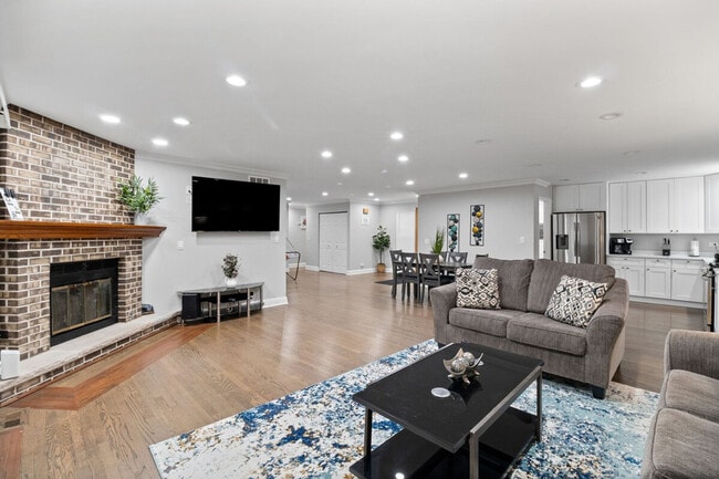 Building Photo - 1121 Johnston Dr