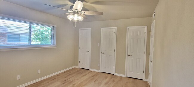 Building Photo - UPDATED COLONIAL PARK CONDO