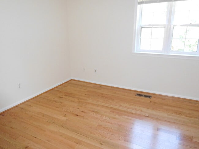 Building Photo - Renovated Townhome in the Heart of Bethesd...