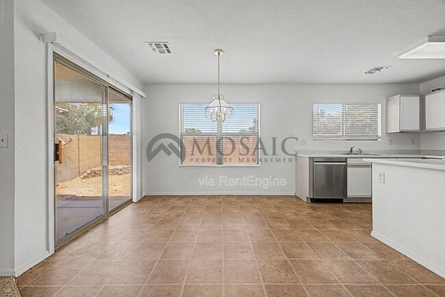 Building Photo - 2232 E Spruce Dr