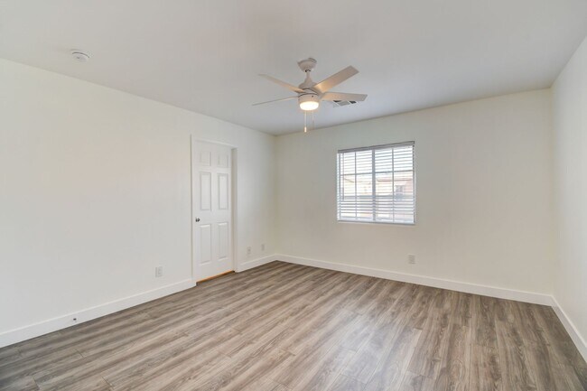 Building Photo - Great home with 4 bedrooms, 2.5 baths. New Floors Paint and Countertops.