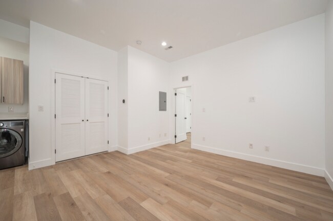 Building Photo - 4432 Lancaster Ave