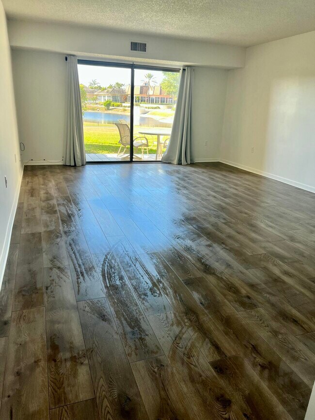 Building Photo - 4657 Fountains Dr S