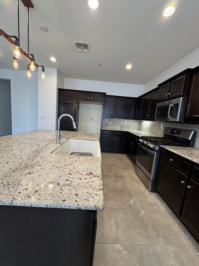 Building Photo - Move-in Ready Clovis Gem!