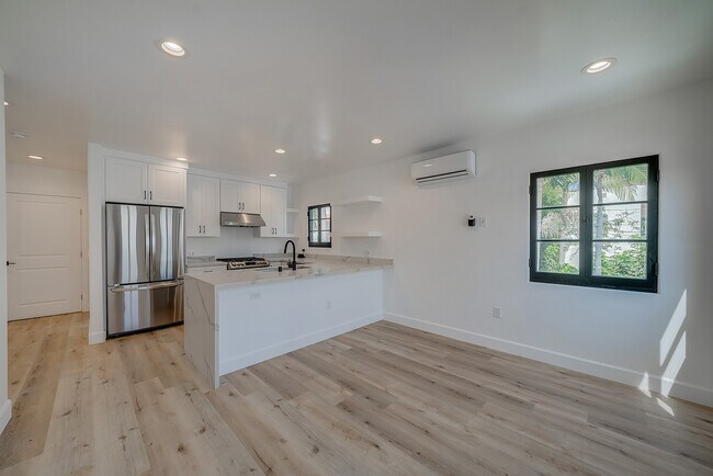 Building Photo - 1014 S Hayworth Ave