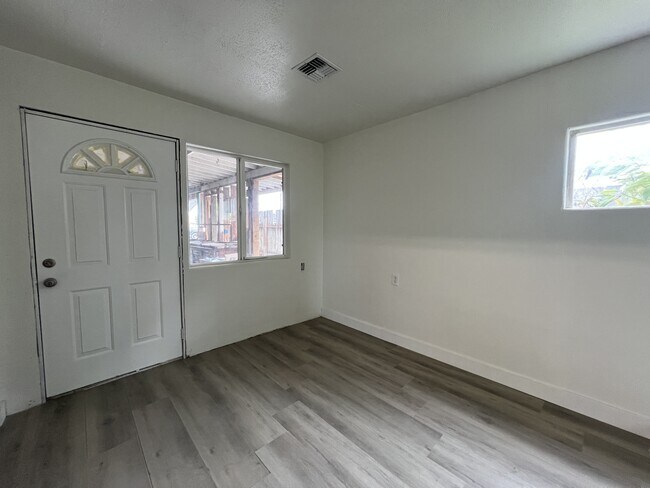 Building Photo - 540 Tangent St