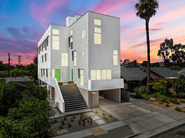 Building Photo - 2533 S Curson Ave