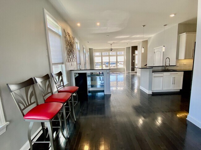 Building Photo - SIENA Place/PACKER PARK CORNER 4 Bedroom/2...