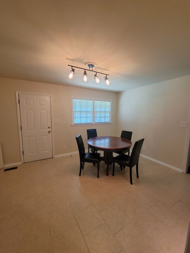 Building Photo - 3 Bedroom 2 Bathroom Home with One Car Attached Garage in Valley Park Homes Subdivision