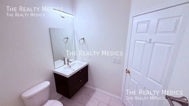 Building Photo - 5161 Regatta Dr
