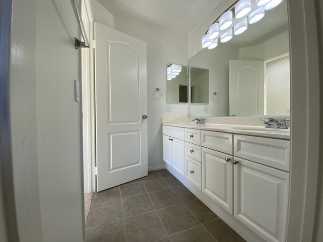 Building Photo - Gorgeous 4 Bedroom Carlsbad Home With A Stunning View and Solar!