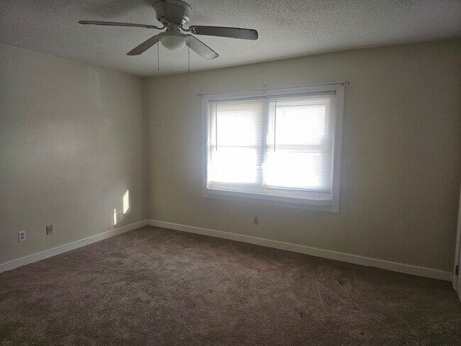 Building Photo - Updated 2BR Townhome Near S Beltline — Convenient Columbia Living