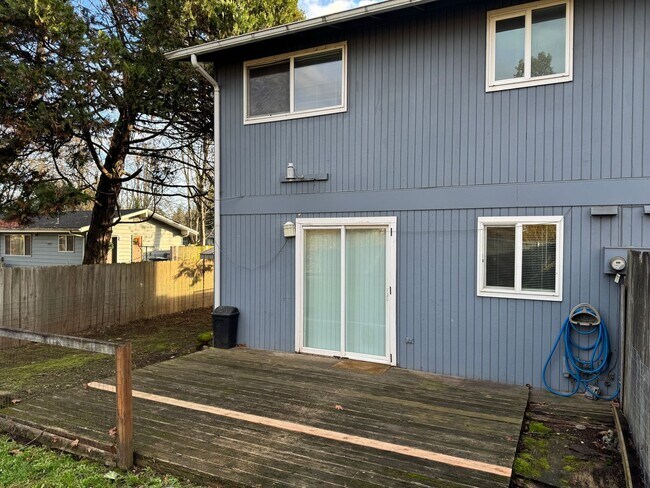 Building Photo - Updated 2 bedroom 1.5 bathroom duplex in Springfield!