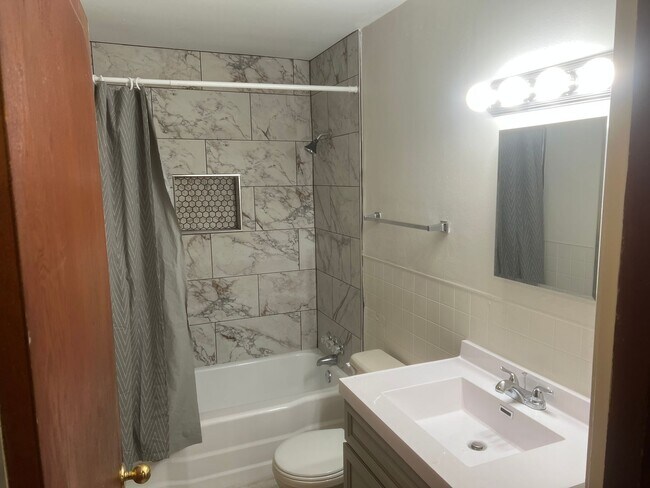Building Photo - Charming 3 Bed 1 Bath Home