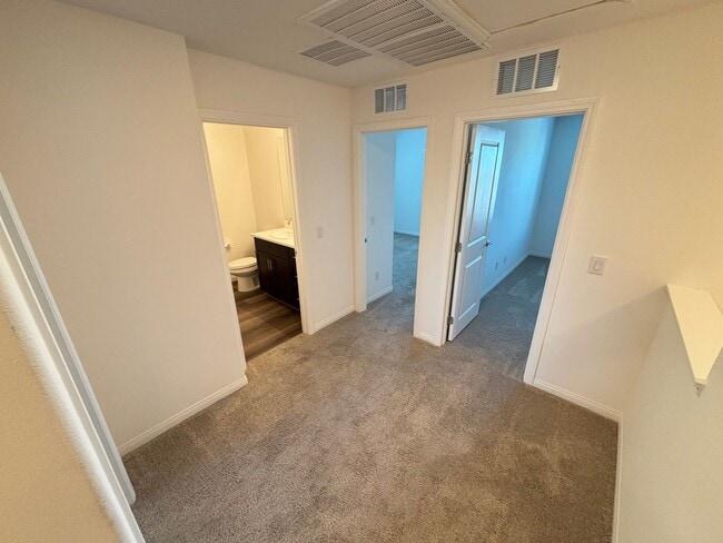 Building Photo - Beautiful 3Bed/3Bath Townhome located in Enterprise/Southern Highlands–Southwest Henderson border...