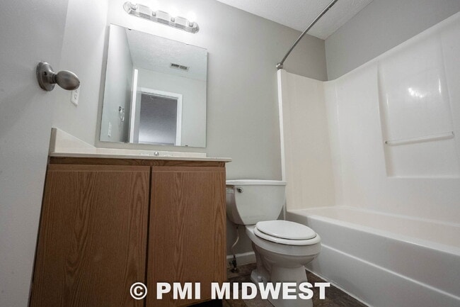 Building Photo - Great 3 Bedroom 2.5 Bathroom Home on the upper east side of Indy!