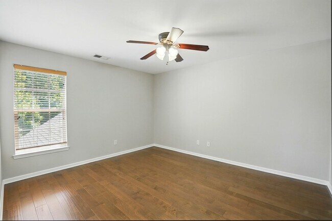 Building Photo - 2 Bedroom Townhome in Pineville!