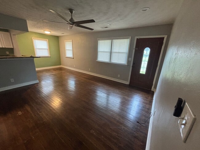 Building Photo - Charming 3 Bedroom 1 Bathroom Brick Ranch ...