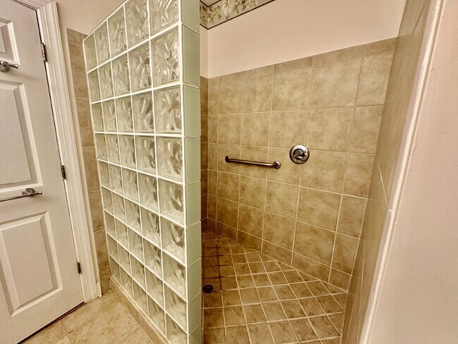 Building Photo - Three Bedroom Carriage House in Hampton Hall!