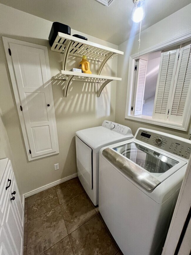 Building Photo - Gorgeous 4 Bedroom Home in Briargate!