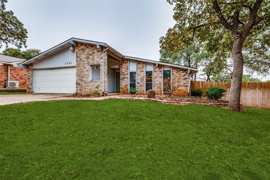 Building Photo - 2201 Cottonwood Ln