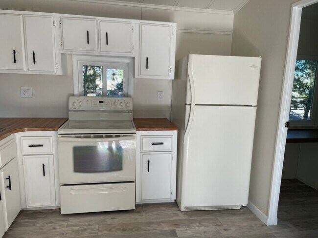 Building Photo - 9037 E Rancho Vista Dr