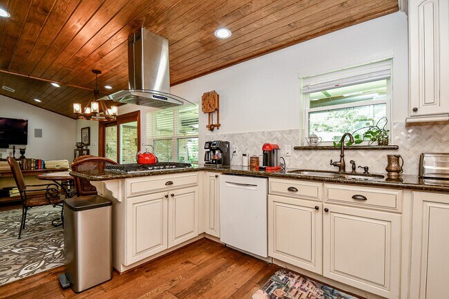 Building Photo - 922 Chantilly Ln