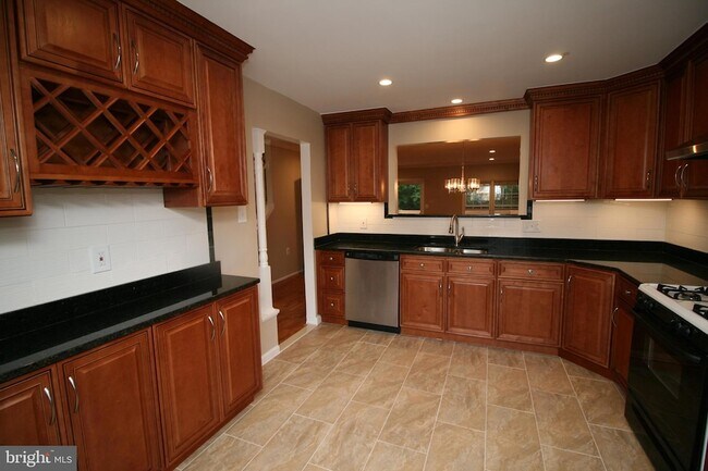 Building Photo - 512 Suffield Dr