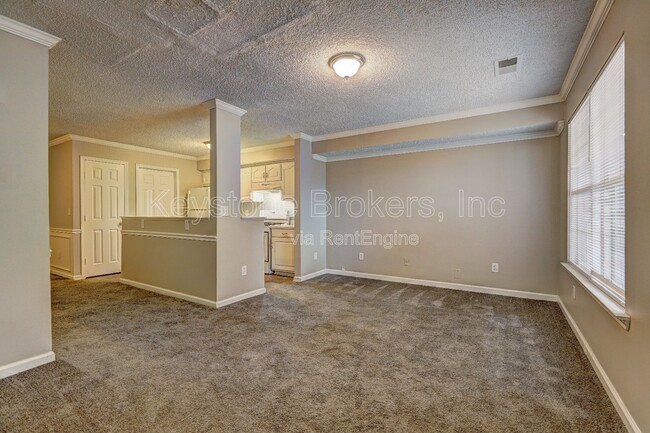 Building Photo - 1370 N Hampton Dr