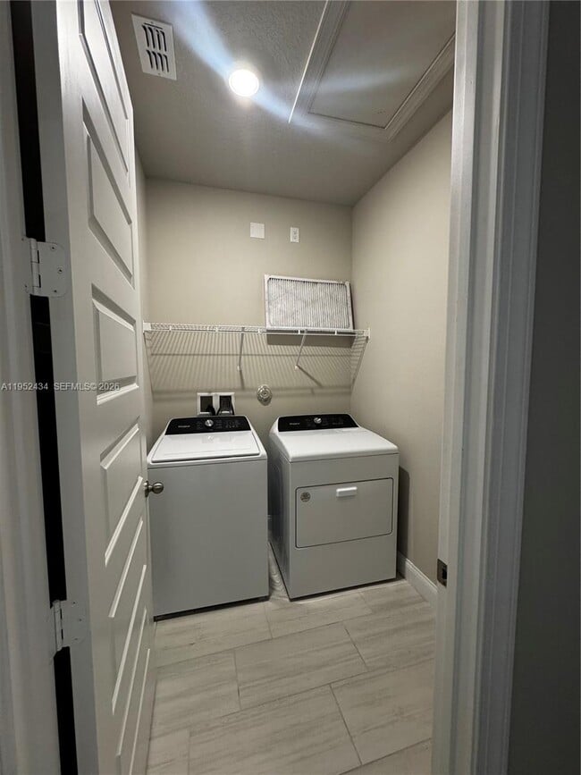 Building Photo - 6712 Cloverdale Ave