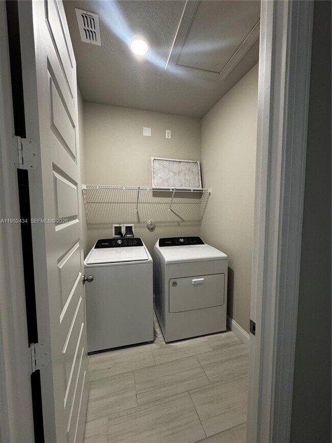 Building Photo - 6712 Cloverdale Ave