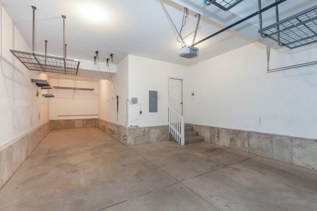 Building Photo - Spacious & Beautiful 3 Bedroom Home