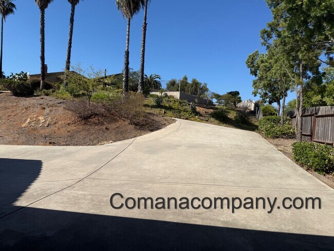 Building Photo - Gorgeous, spacious 3BR/2BA w views, yard, ...