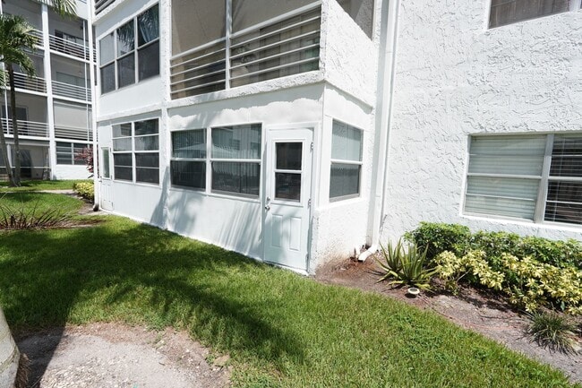 Building Photo - 3000 Sunrise Lakes Dr W