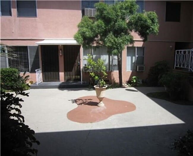 Building Photo - Beautiful One bedroom in gated complex one block from Ocean In Long Beach