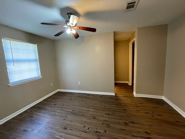 Building Photo - 506 Broad St