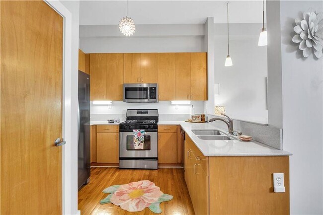 Building Photo - Prime Location