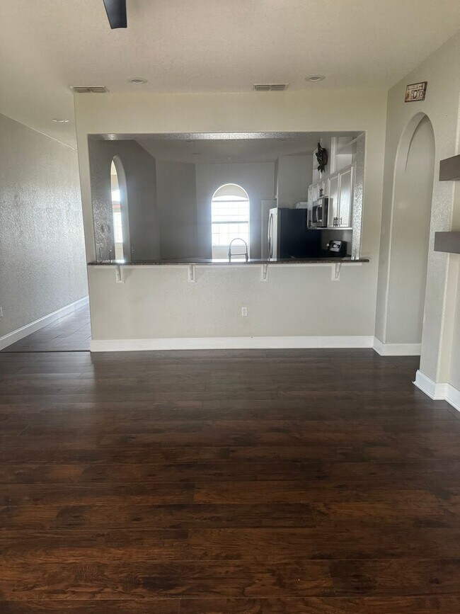 Building Photo - Four bedroom two bath - BEAUTY!