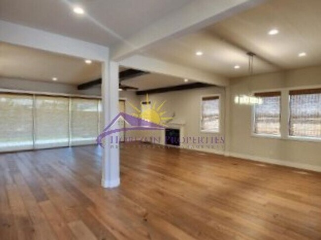 Building Photo - Immaculate Luxury 2 Bed 2.5 Bath 2,012sqft...