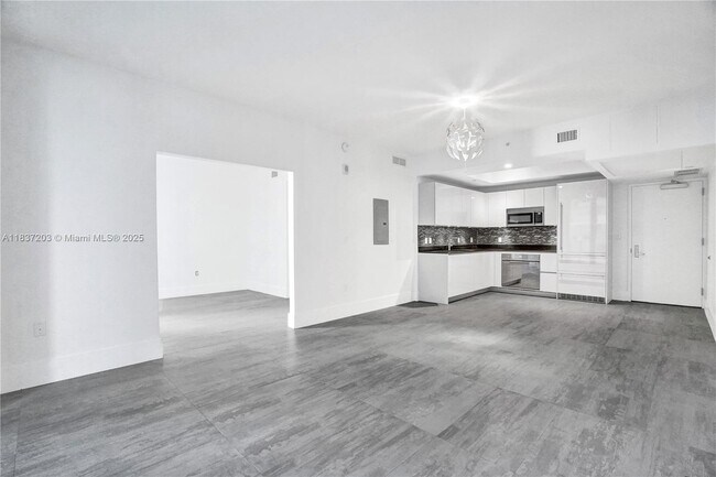 Building Photo - 1010 Brickell Ave