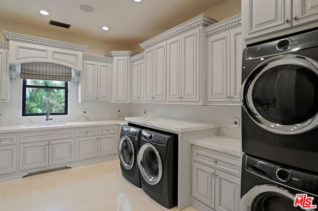 Building Photo - 20101 SW Cypress St