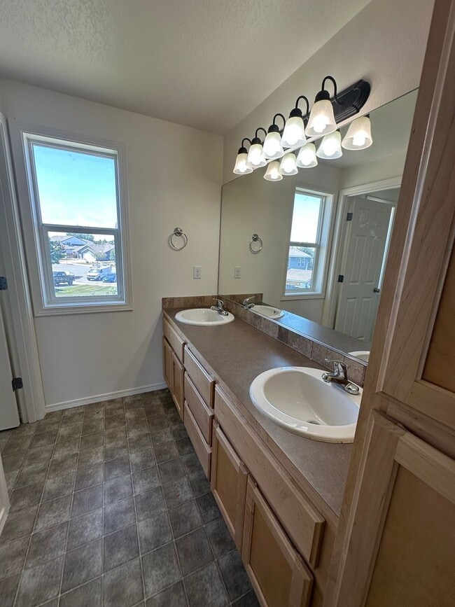 Building Photo - Spacious 4 Bedroom, 3 Bath Home with Fence...